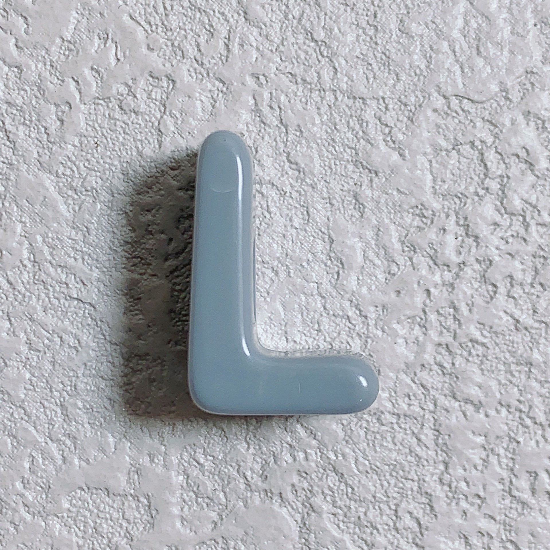 L (light gray)