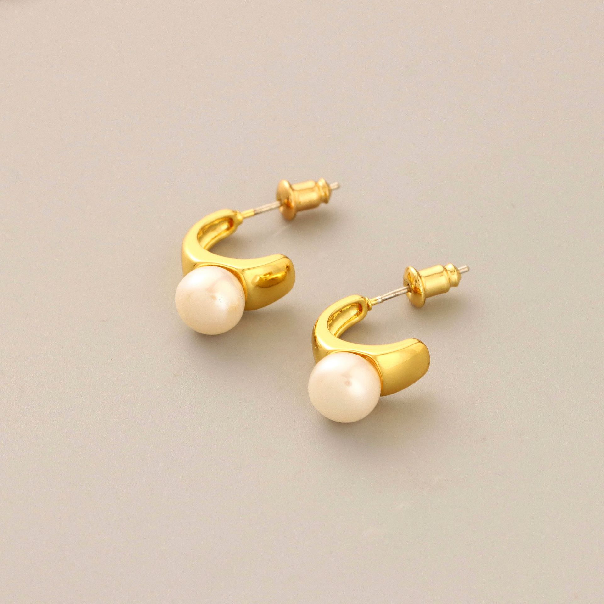 Simple Style C Shape Geometric Copper Gold Plated Pearl Ear Studs 1 Pair