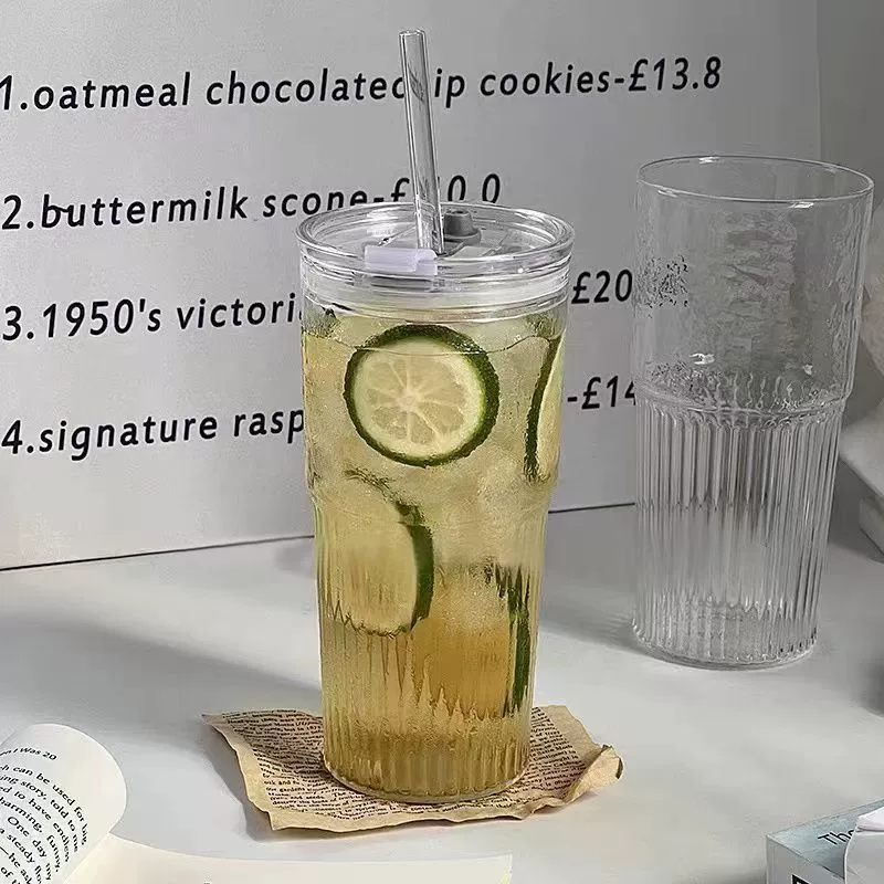 Стильный водяной стакан в полоску со straw, напитки должен быть свежими, высокий уровень прозрачности, temushein