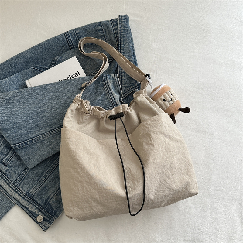 ファッショナブルでパーソナライズされたショルダー脇の下バッグ、クラス通勤、カジュアルな女性用大容量バッグ 2025 新しいクロスボディトートバッグ