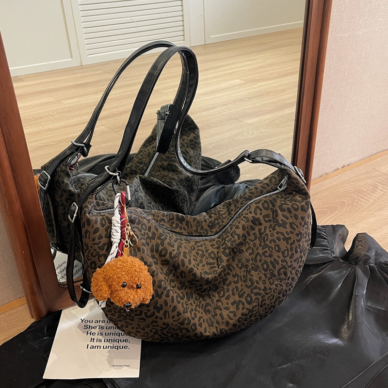 2024 primavera y verano nuevo estilo cera de aceite piel suave bolsa de bola de masa pequeña bolsa de mensajero de un solo hombro casual de gran capacidad al por mayor