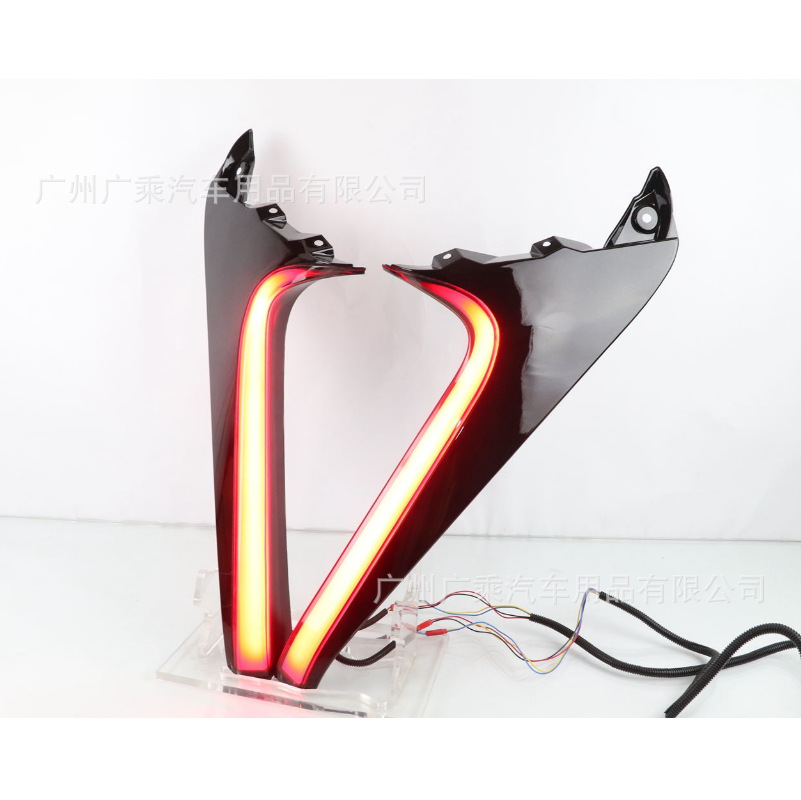 Adecuado para 19-20 Luz de pilar vertical Rongfang Toyota RAV4 luz trasera Luz de pilar vertical luz de advertencia de parachoques trasero luz de freno