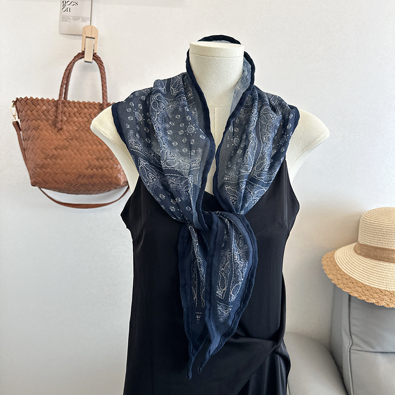 Lenço de seda com estampa de losangos para mulher estilo retro_voghion.com
