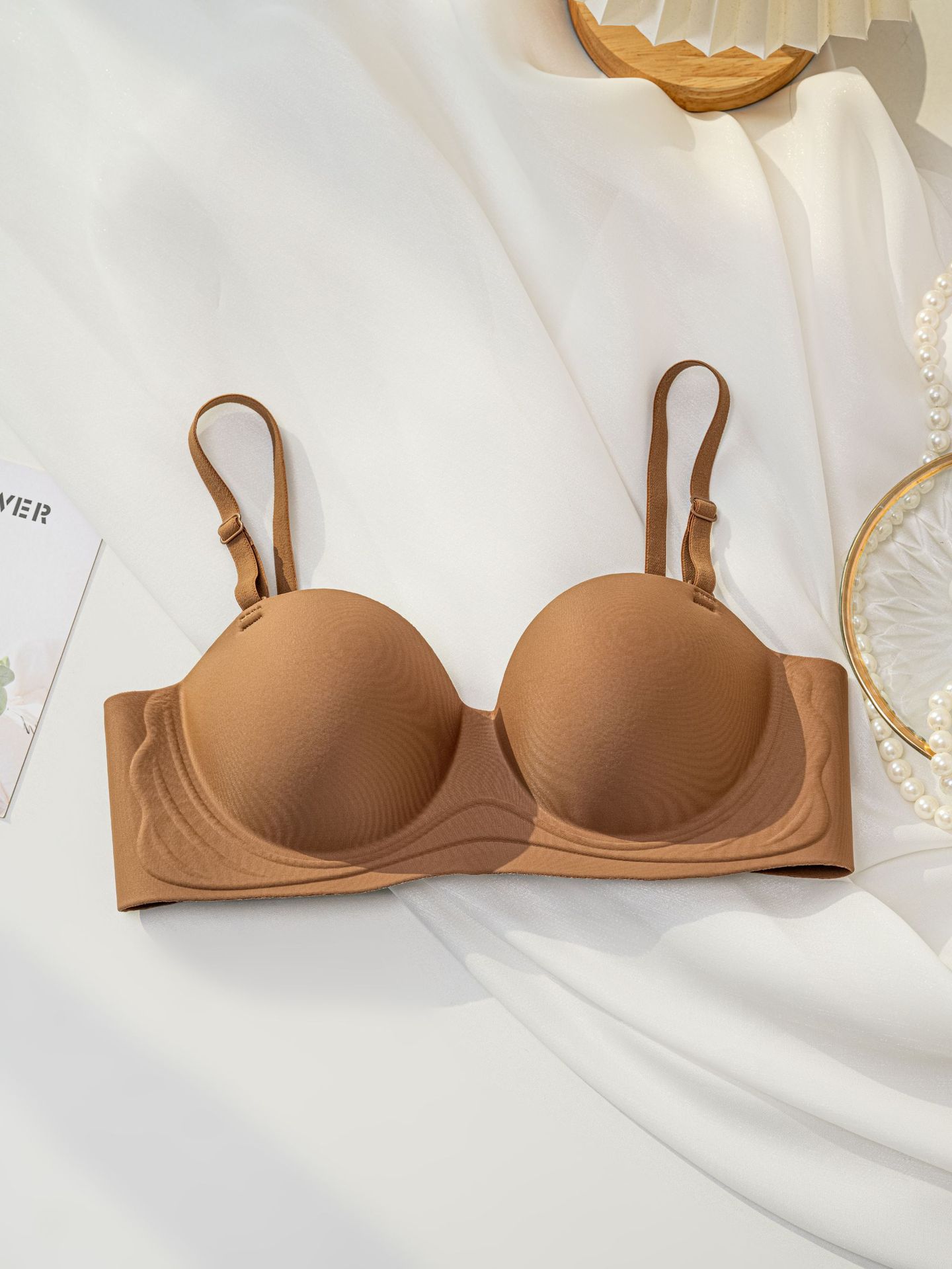 Venta directa de fábrica comercio electrónico transfronterizo sudeste asiático Vietnam Tailandia ropa interior de mujer sin costuras media taza de sujetador anti-caída