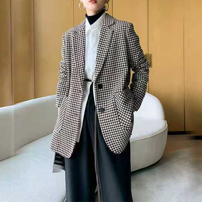 Fashionable classic elegant small suit
