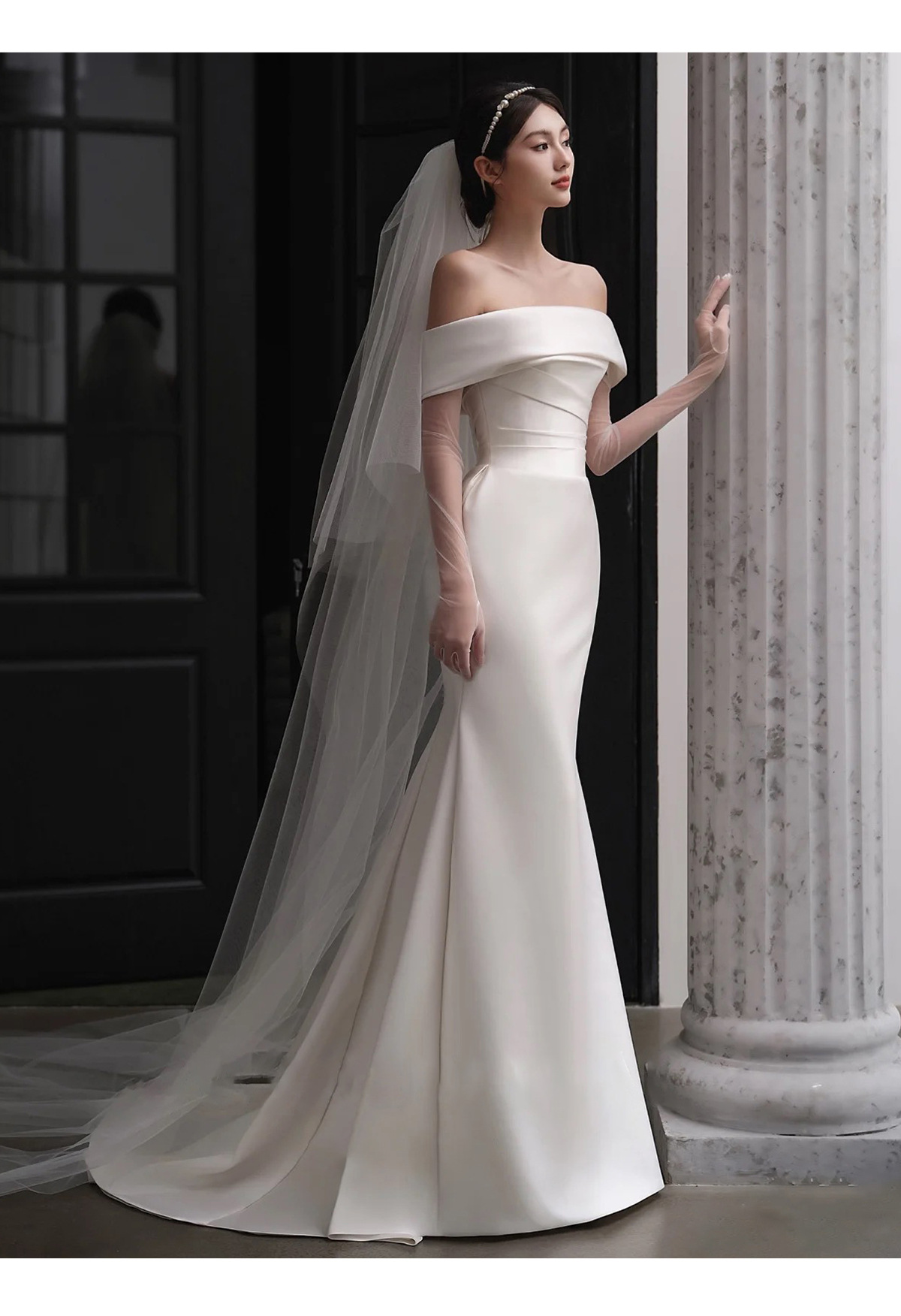 Elegante abito da sposa a sirena in raso con scollatura a spalle scoperte e strascico staccabile: abito da sposa senza tempo per spose moderne_voghion.com