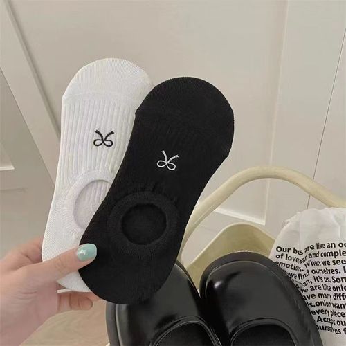 Sweet bow breathable sweat-absorbing black and white niche prevents falling off and versatile women's socks invisible socks shallow mouth boat socks solid color socks