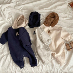 韓国版の子供の帽子の冬の連体の服の子供の刺繍は男女のinsの服の赤ちゃんのベルベットのお尻の服に登ります。