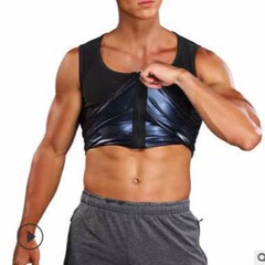 アマゾンの男性は体を束ねて汗をかいて汗をかいて腹を収めます。