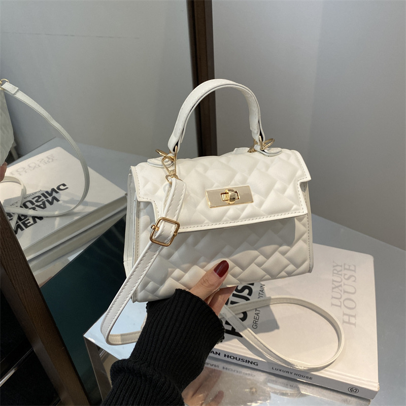 Este año, la popularidad de la cerradura casual 2024 nueva moda de invierno de diseño simple, bolso de hombro, bolso de diamante