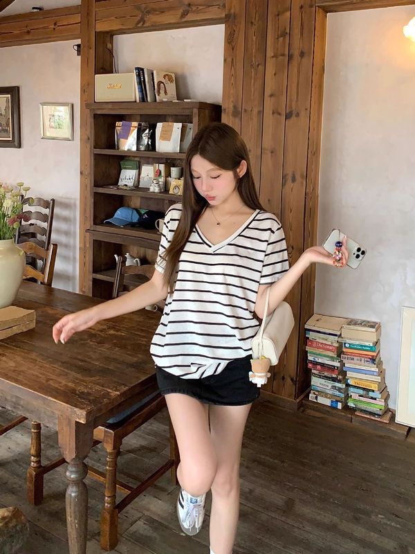 黒と白のストライプ V ネック半袖 T シャツ 2025 夏の新しい甘い年齢軽減デザインの女性のためのルーズカジュアルトップ|undefined