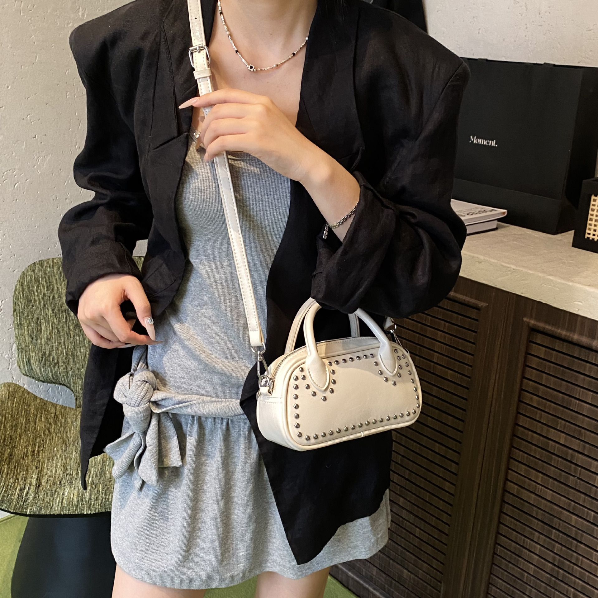 Transfronterizos de alta calidad remaches bolsos para mujeres 2025 nuevo ocio versátil mochila de moda bolsos de mano