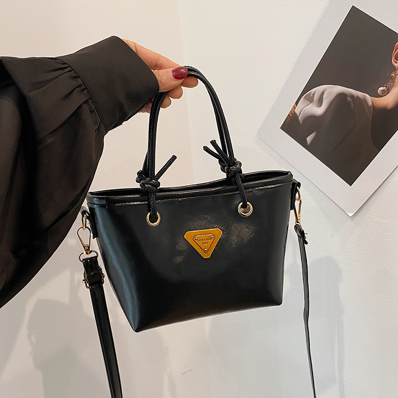 Bolsa de mano retro canasta de comida de mano para mujeres 2024 invierno nuevo estilo de moda textura pequeña bolsa tote bolsa de mochila universal