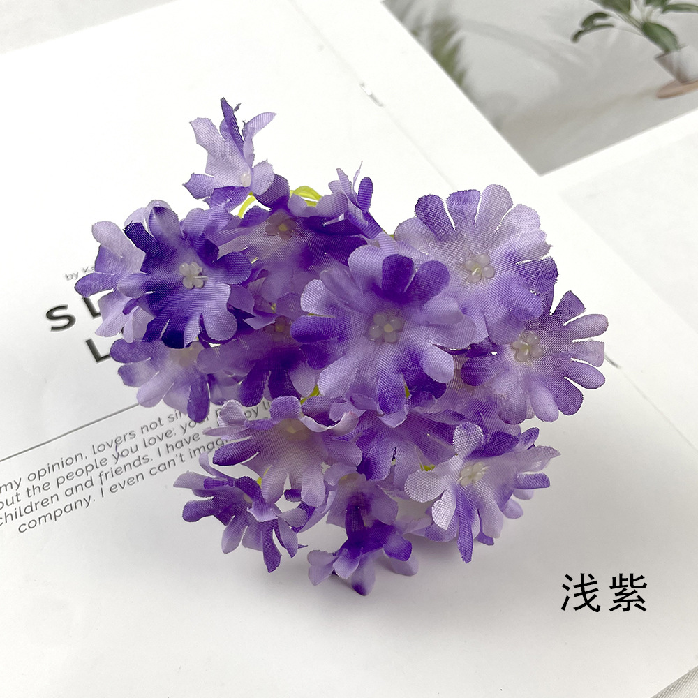 밝은 보라색