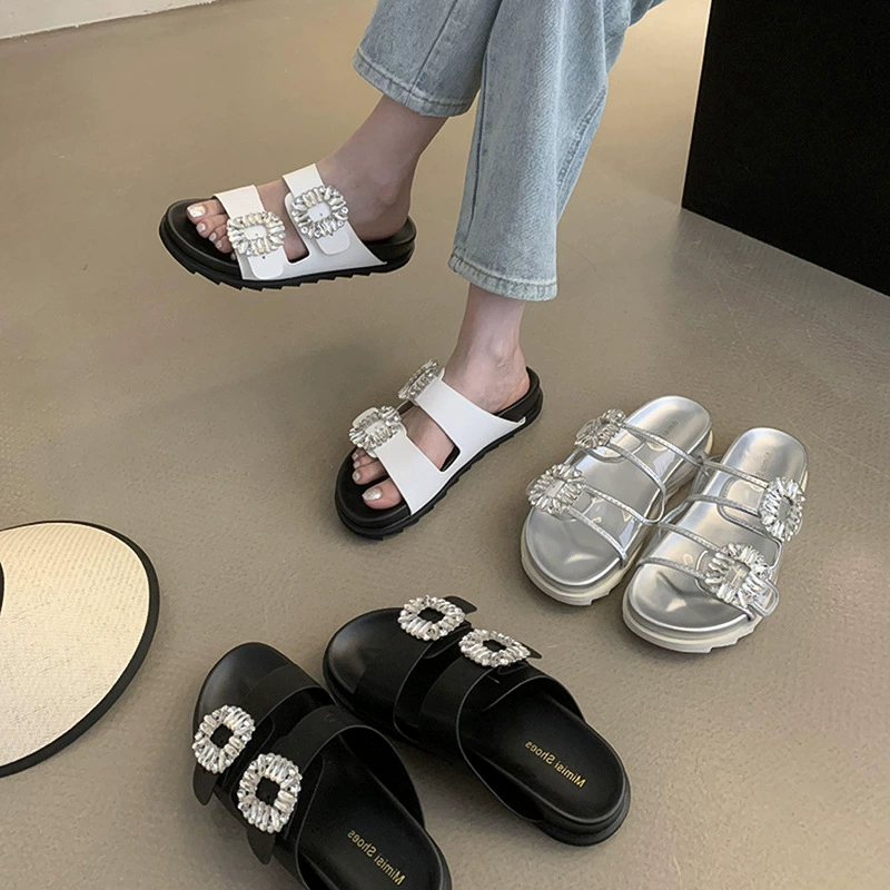2024 новые дикие повседневные тапки женские летние носить квадратные пряжки стразы двойные пляжные холодные тапочки с толстым дном