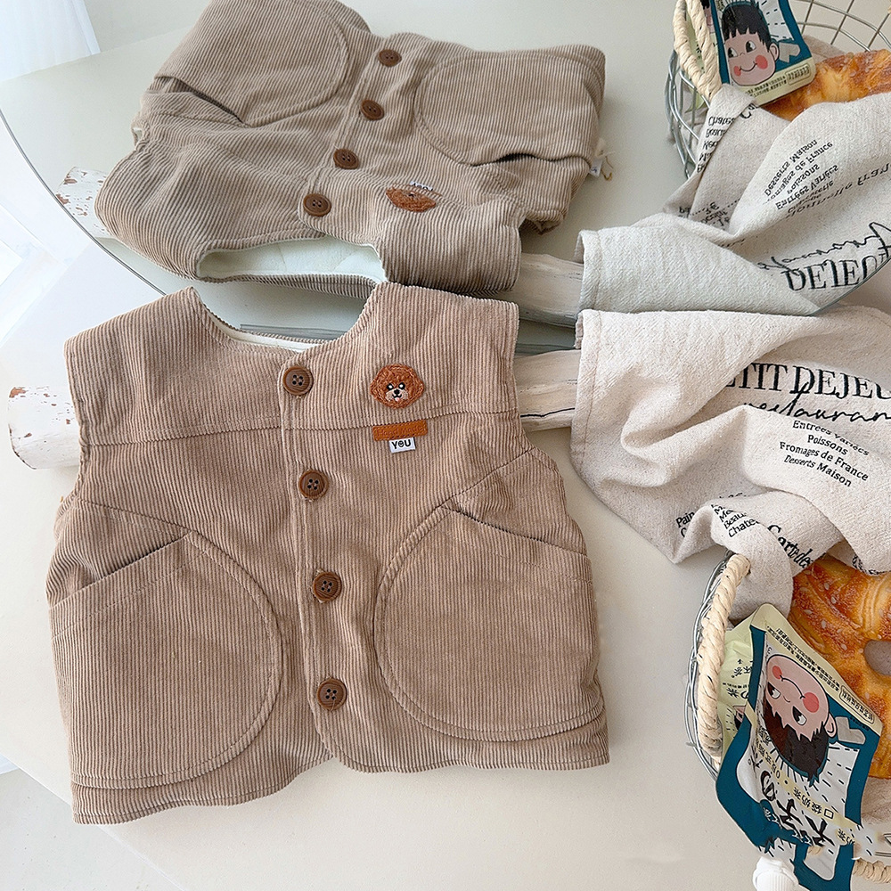 Versión coreana de ropa de otoño e invierno para bebés, chaleco de pana grueso y cálido más pantalones de terciopelo, camisa de fondo a rayas, traje de tres piezas