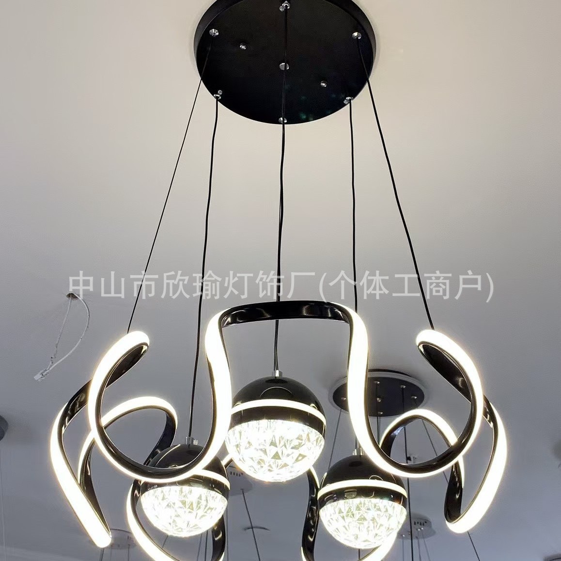 Landelier de restaurante moderno y simple atmósfera 2024 nuevo tipo de lámpara de escalera lujosa luz de alto nivel lámpara de mesa de cristal