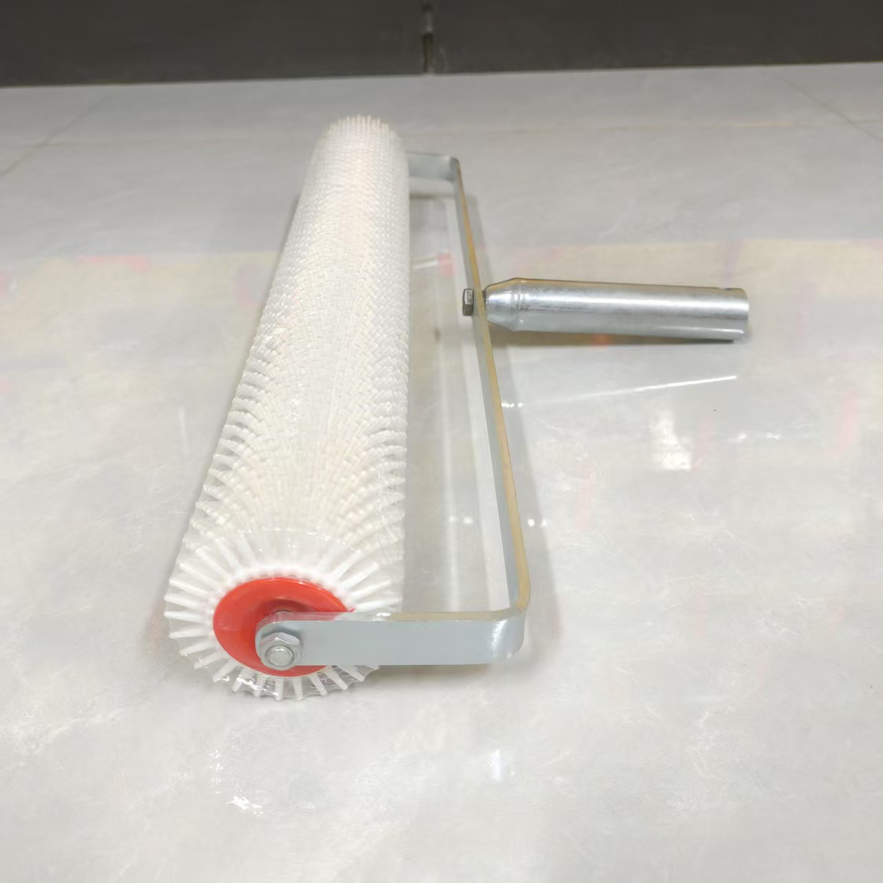 Cepillo de rodillo antiespumante autonivelante de cemento de 20 pulgadas, herramienta de construcción autonivelante, cepillo de rodillo de desaireación con rodillo de acupuntura