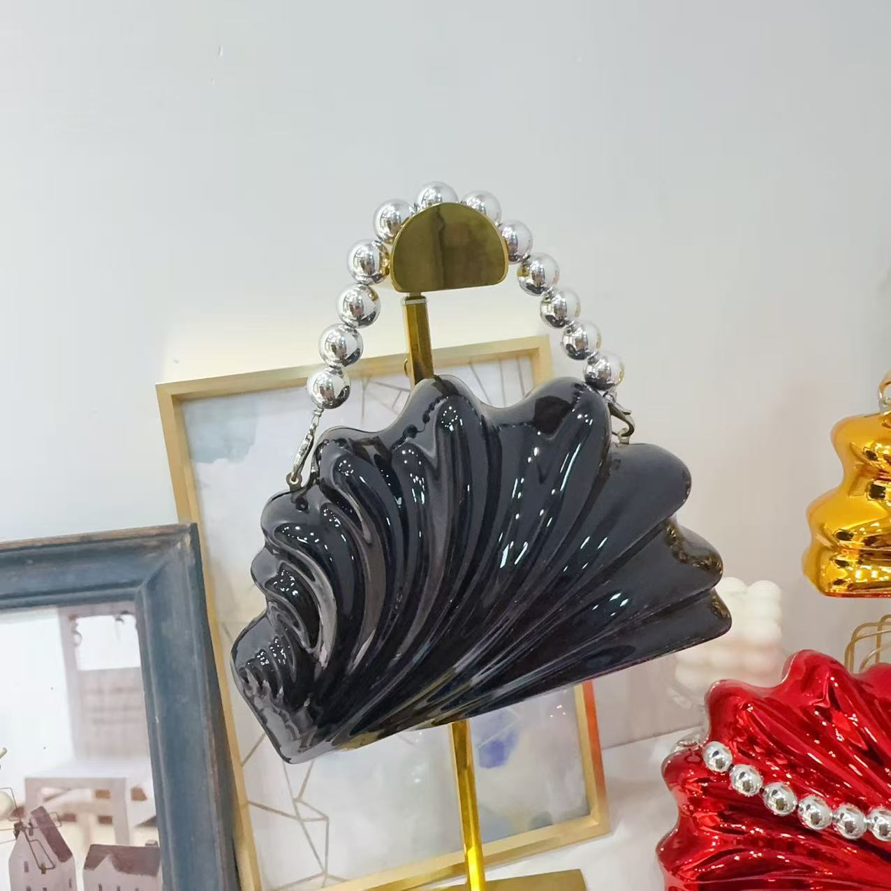 Bolsa de cena de lujo ligera transfronteriza estilo de conchas personales bolsas acrílicas perlas portátiles brillante cara de moda damas bolsas de noche