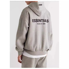 複線ESSENTIALSの背中のアルファベットの植毛と帽子のパーカー