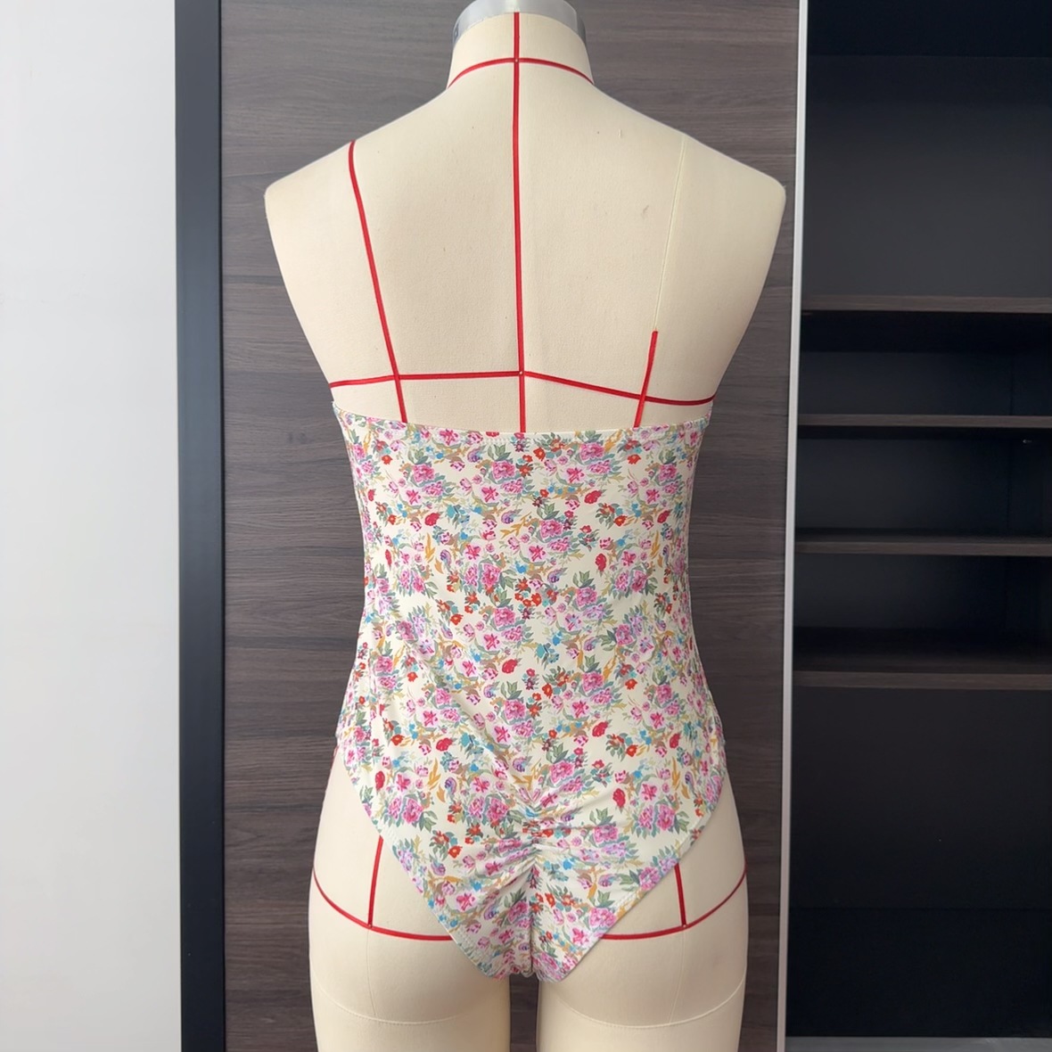 Neuer europäischer und amerikanischer Badeanzug mit Blumenmuster für Damen, figurbetonter, sexy Bikini mit abnehmbaren Schulterträgern (Modelljahr 2025)_voghion.com