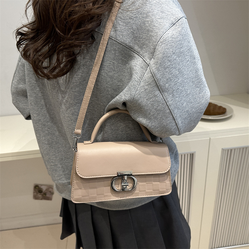 2024 otoño e invierno nuevo diseño de nicho bolso de mensajero de un solo hombro Maillard ambiente estilo todo fósforo pequeño bolso cuadrado para axila