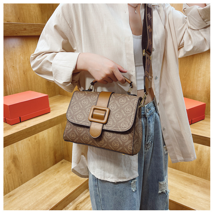 French niche design women's 2023 new fashion printed portable small square broadband one shoulder crossbody bag_voghion.com