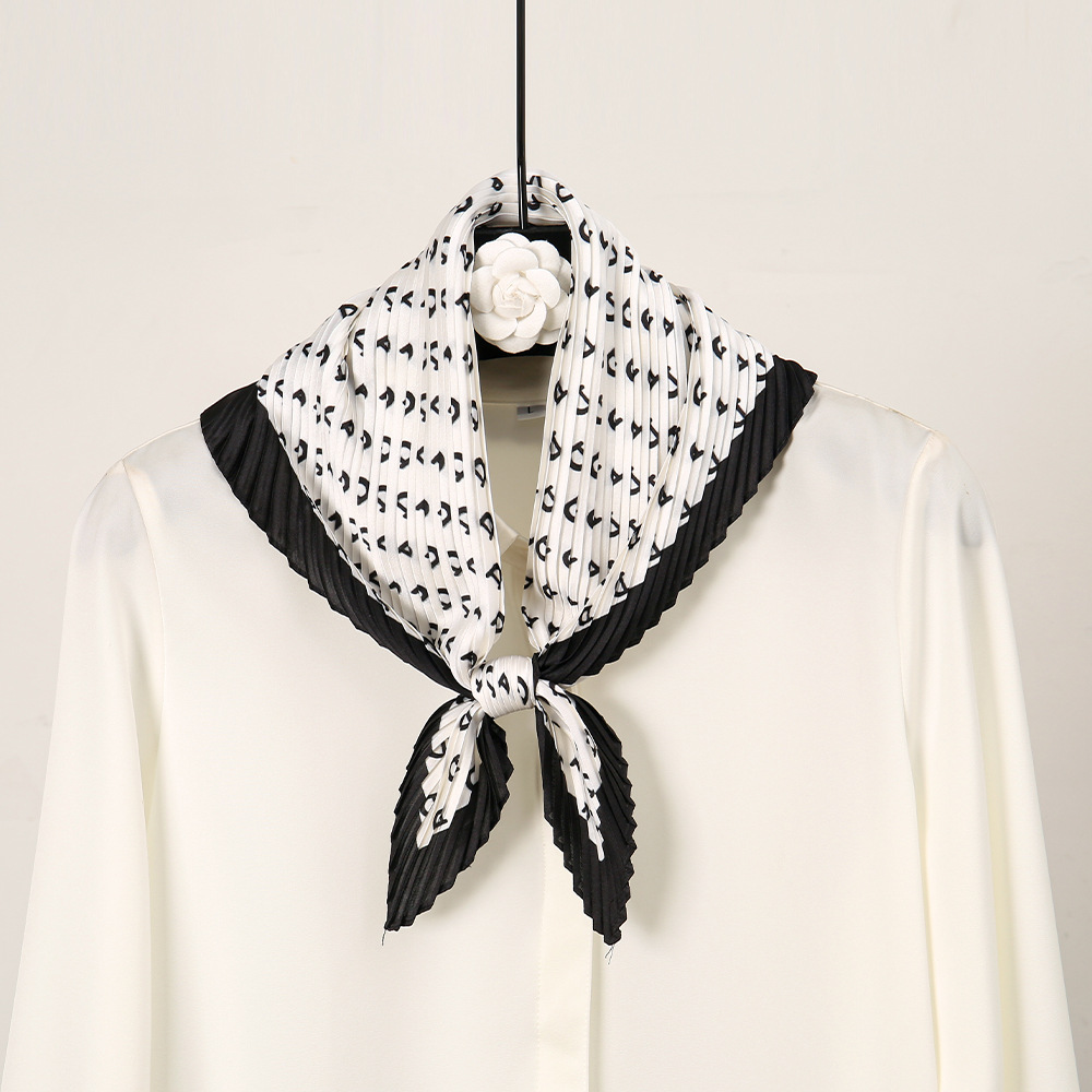 Trendy Cool Design Sense 70 Bufanda de seda arrugada Bufanda cuadrada pequeña Bufanda profesional de alta calidad sin colisión Bufanda plisada al por mayor