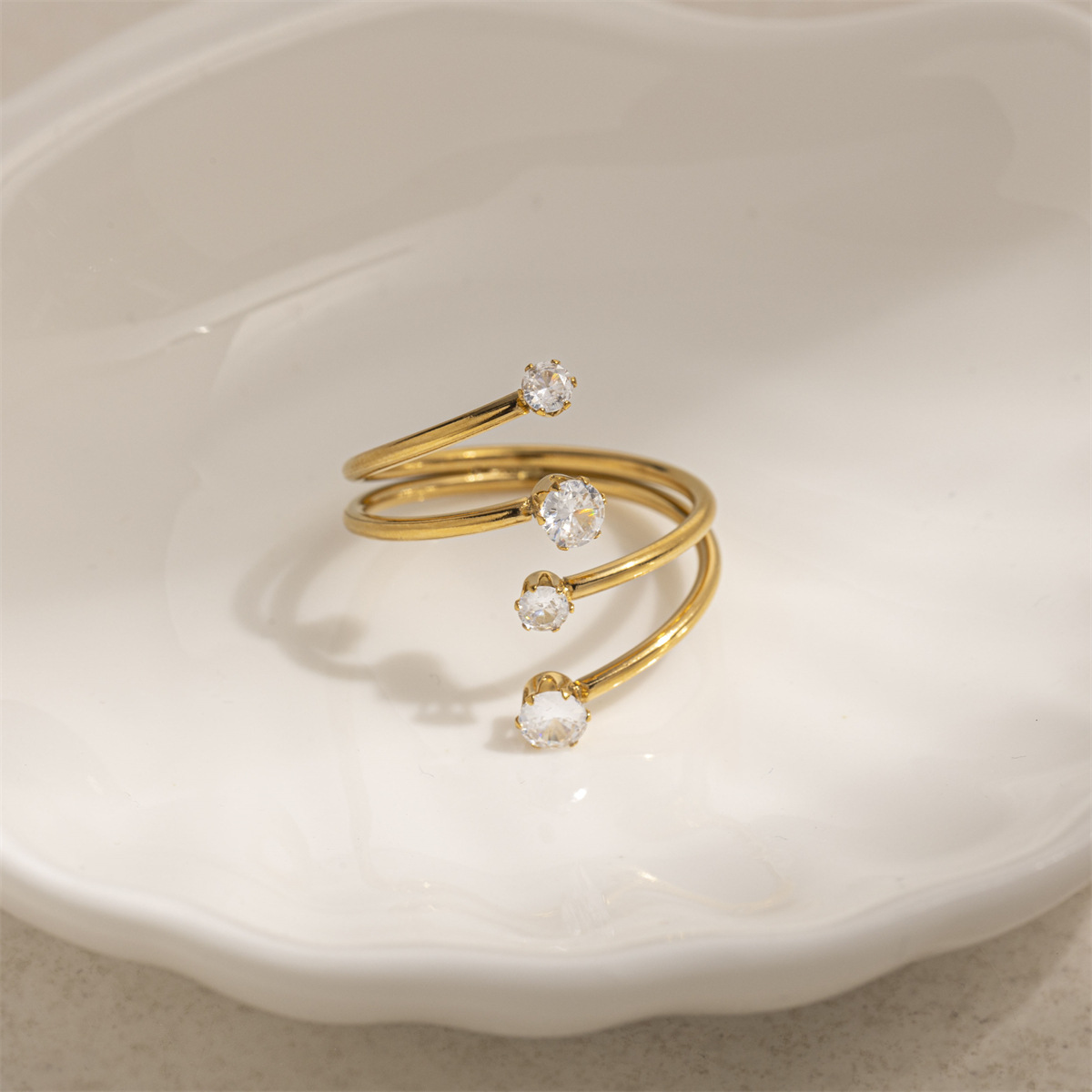 Anillo de acero inoxidable europeo y americano Taina, línea de moda simple y de alto nivel, anillo de anillo de circón, mujer, estilo caliente transfronterizo, mujer