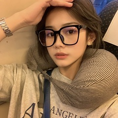 Ultra-lightweight, versatile black-frame plain glasses—perfect for pairing with prescription lenses, featuring a large frame that blocks blue light while creating a slimming, trendy look.