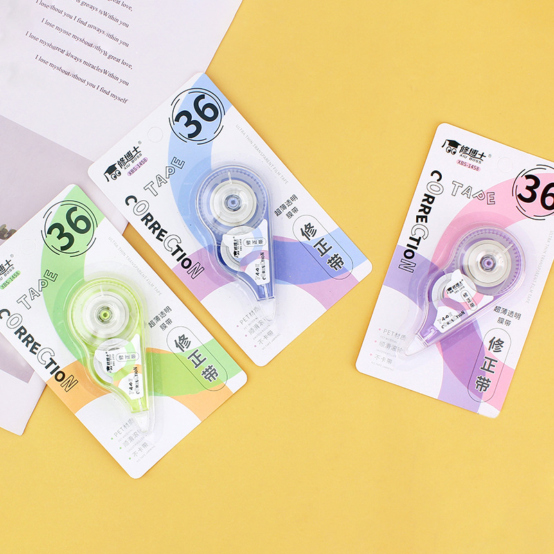 Traje creativo de cinta correctora para estudiantes de primaria y secundaria