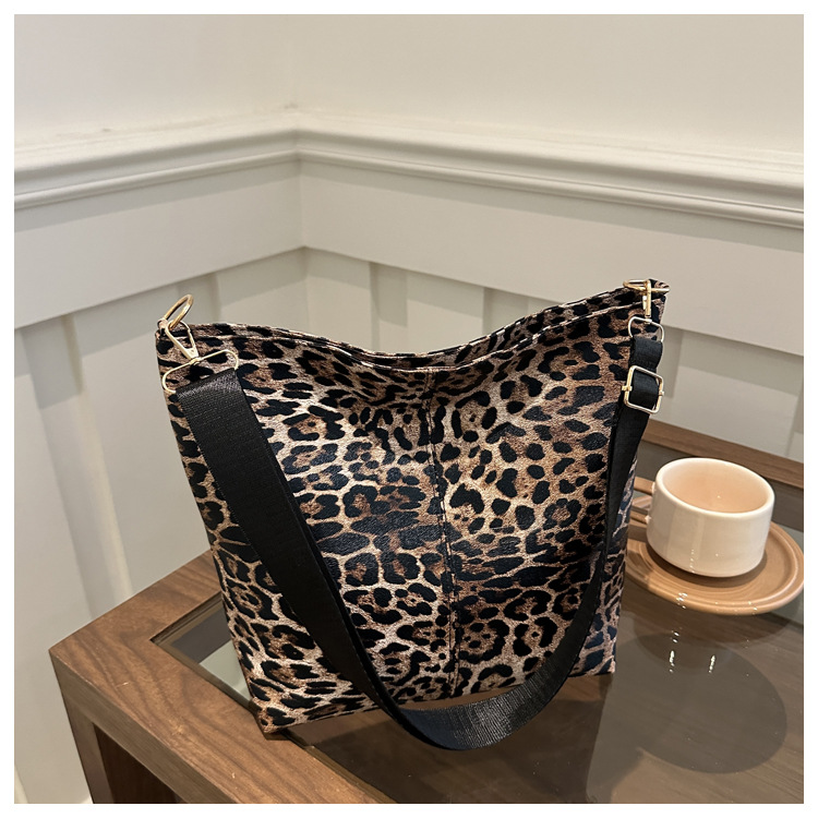 Bolso bandolera de todo fósforo moda femenina estampado de leopardo japonés nuevo bolso de hombro de ins retro estilo perezoso bolso de alta capacidad