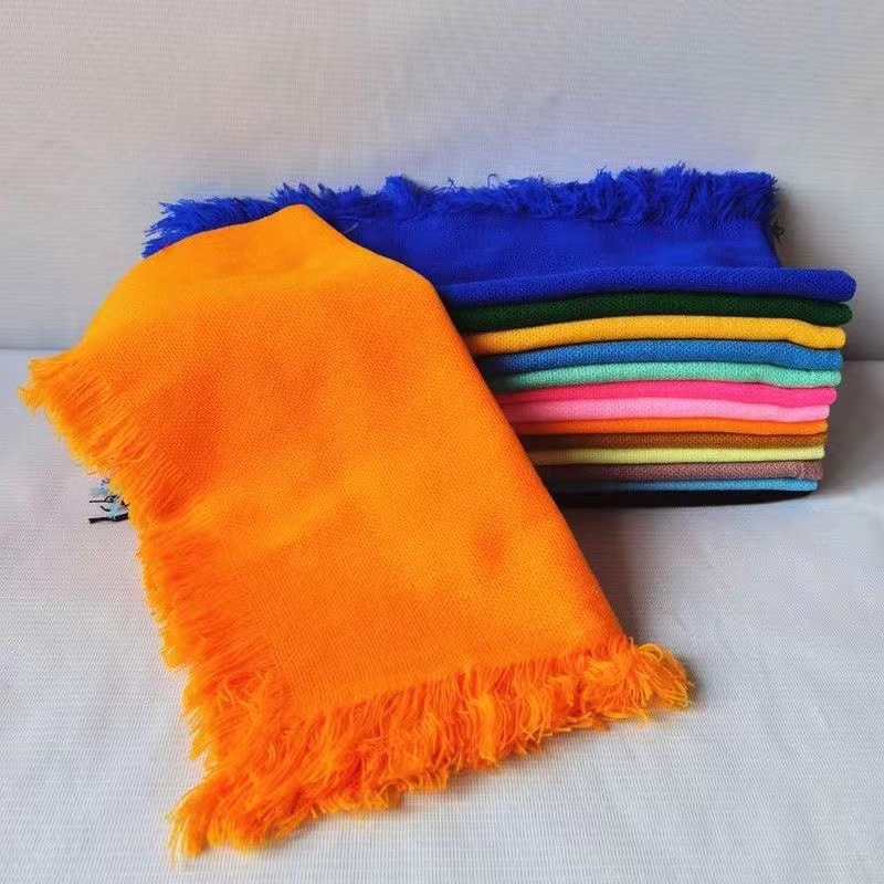 Ältere Menschen mit Kopftuch, Frauen mittleren und höheren Alters, die mit traditionellen Kopftüchern arbeiten, Internet-Prominente_voghion.com