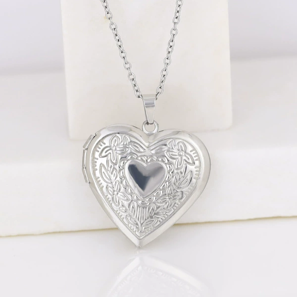 [Necklace] Heart-shaped photo box in the middle of love convex wreath 29*29mm/steel color