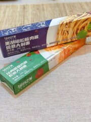 台の美しいトマトのミートソースのパスタの強道は柔らかくて滑らかです。