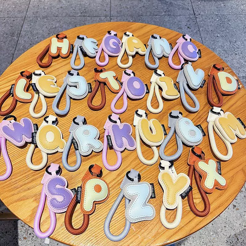 创意皮革26英文字母钥匙扣精致皮质简约情侣款包包挂件小挂件礼品