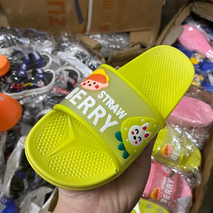 ������A55�д�ͯŮ�����ճ��r�п�ͨƽ��һ��PVC�z�|������Ь��