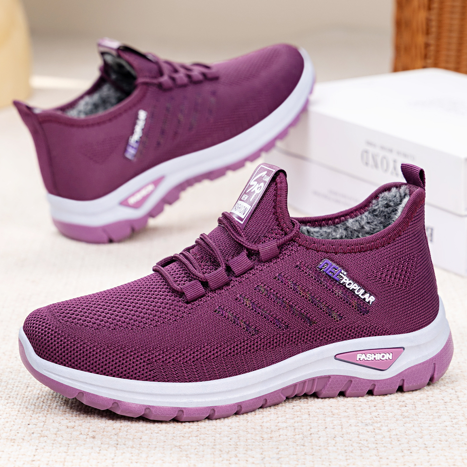 Zapatos de algodón de invierno de mujeres nuevas botas de algodón de mujer con suela suave y poco profunda, botas de nieve de mujer cálidas y cómodas.