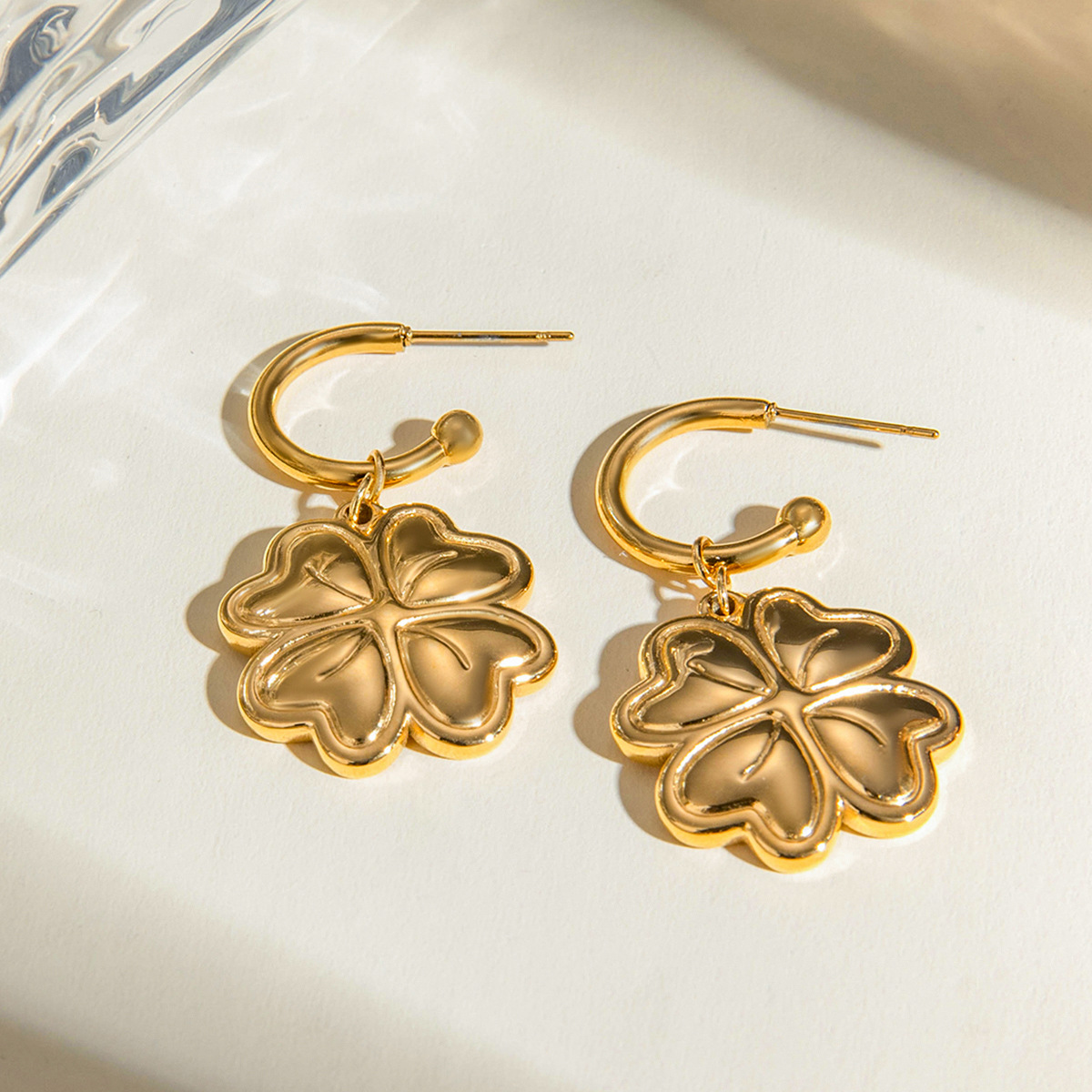Europa y los Estados Unidos transfronterizos INS estilo de moda de alto nivel 18k amor de acero inoxidable pendientes de cuatro hojas joyas de orejas al por mayor para mujeres