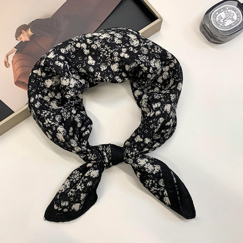 Bufandas de seda cuadrada alta sensación2025 nuevo estilo retro impresión de moda elegante seda de imitación bufandas de cuello bufandas de seda al por mayor