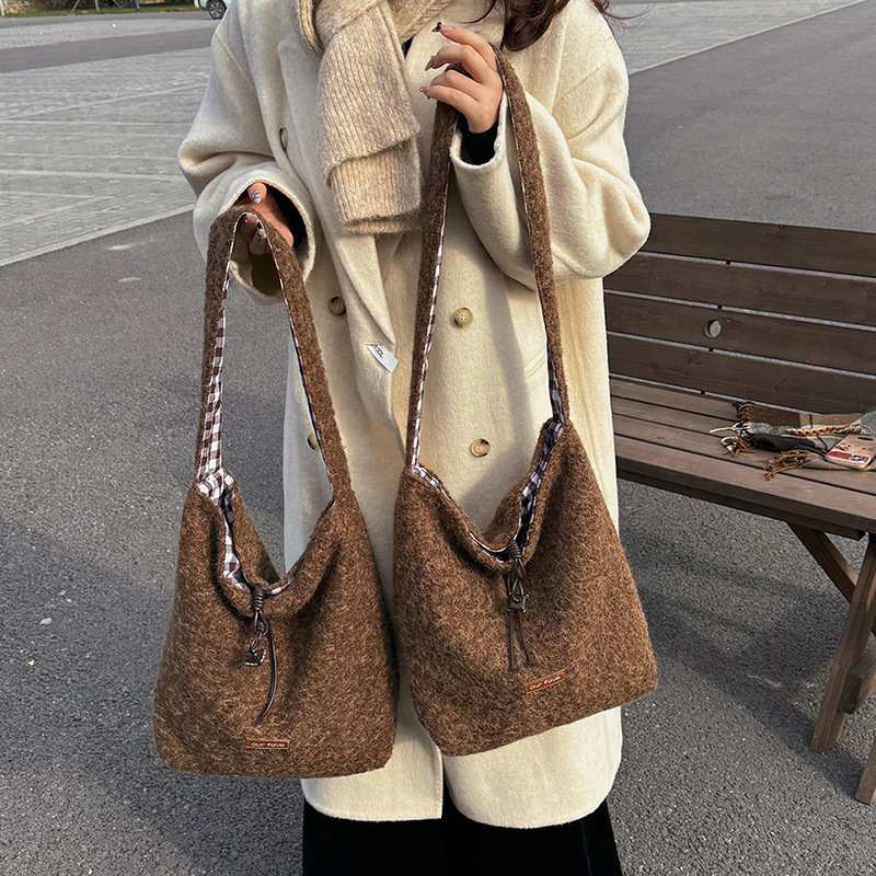 Otoño e invierno bolsas de lana mujeres 2025 nuevo estilo coreano bolsas de balde de peluche suave pegajosa estudiantes de clase de mochila de hombro de moda