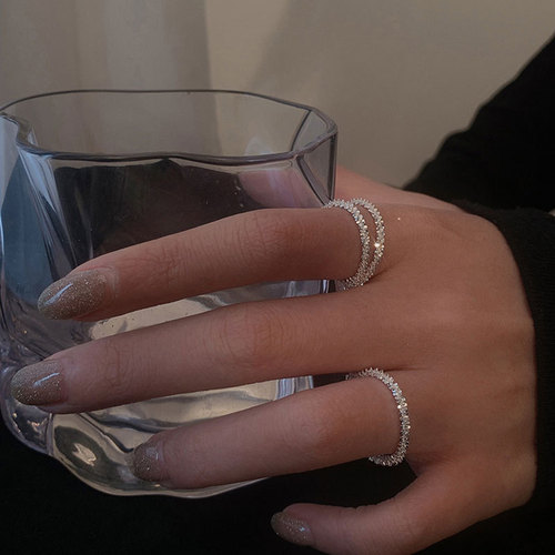 Shimmering chain studded with stars, minimalist luxury ring design for the index finger, niche feminine, personalized, fashionable, luxury, and popular among influencers.