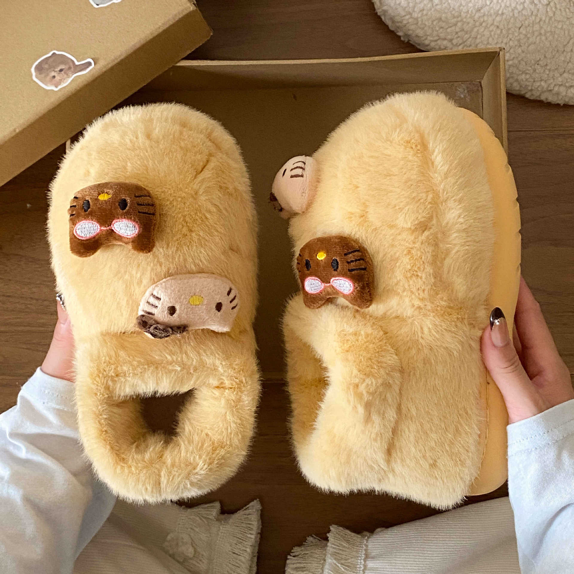 Zapatos de algodón de invierno antideslizantes interiores casuales versátiles 2025 gatos de dibujos animados adorables aumentan la altura de las zapatillas de algodón de lana gruesa