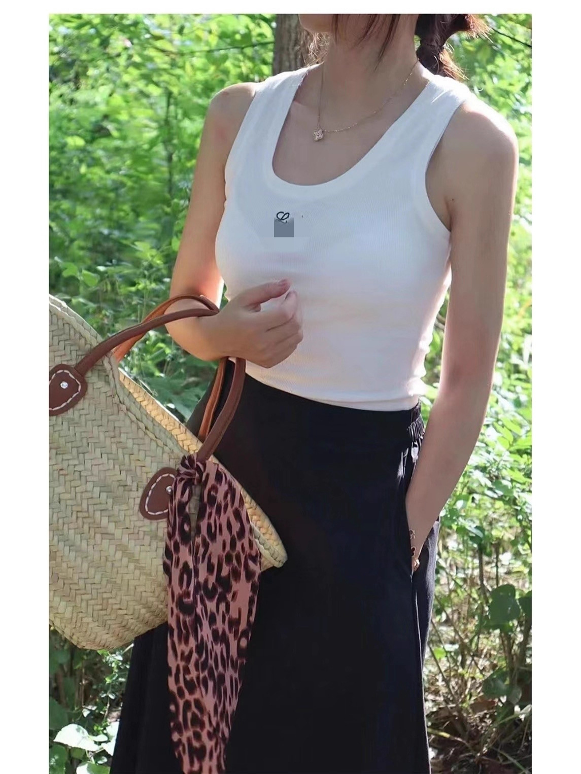 Threaded Embroidery Logo Round Neck Tank Top for Women, Slimming Inner Wear T-Shirt, Sleeveless Camisole, Versatile Base Top, New Style 25