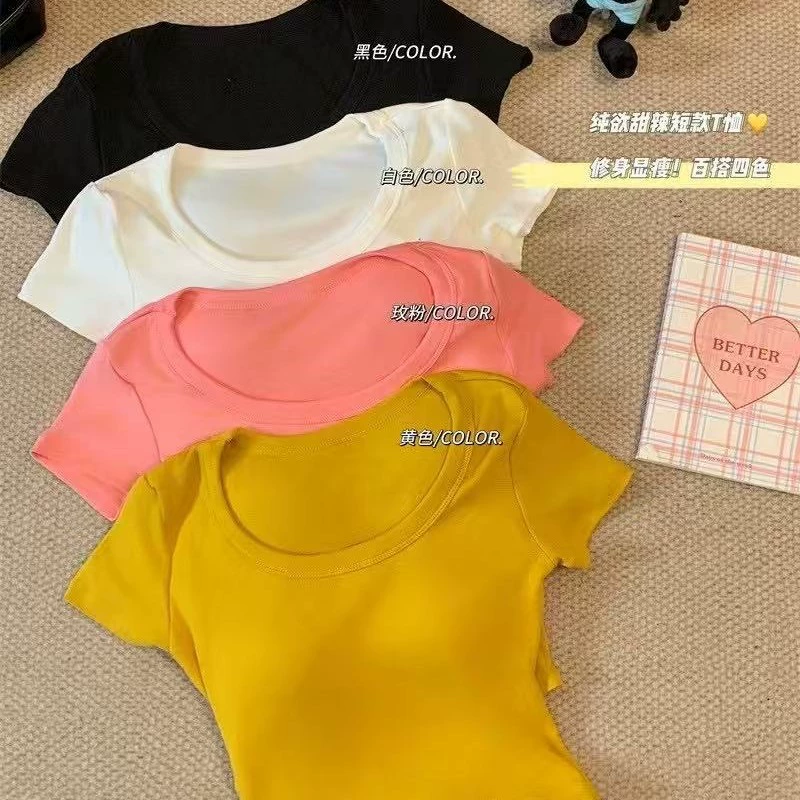 2025 Летний дизайн чувство ниши с короткими рукавами U-образного воротника футболка женская нерегулярная короткая сладкая пряная маленькая топочка тонкая и тонкая