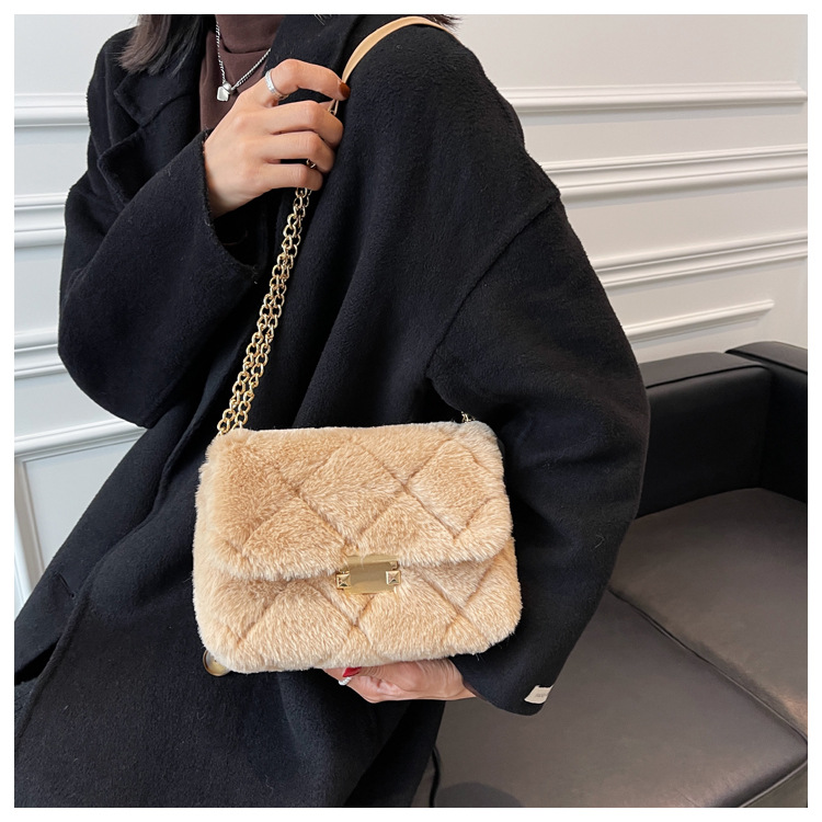 Plush Chain Shoulder Bag Lock Rhombus Women's Bag New 2021ins Furry Autumn And Winter Simplicity Fashion Small Square Bag display picture 11