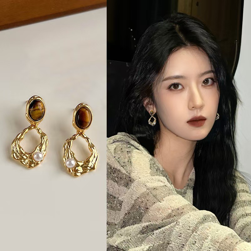 925 aguja de plata retro geométrica pendientes de metal nicho femenino elegante alto sentido pendientes populares todos los partidos pendientes al por mayor