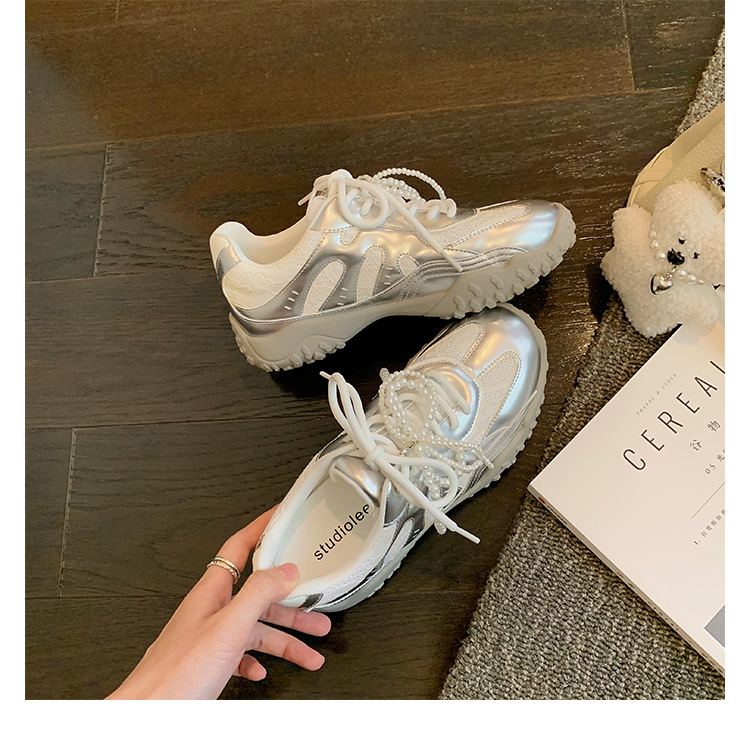 Versión de cuero de vaca de madres de uva de encaje empalmado zapatos deportivos casuales con cinturón de perlas para aumentar la altura de los zapatos de entrenamiento de mujeres