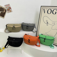 尼龙休闲百搭斜挎包男女时尚简约饺子包日常轻便马鞍胸包厂家批发