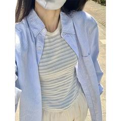 夏は綿の青いストライプのシャツを含みます。